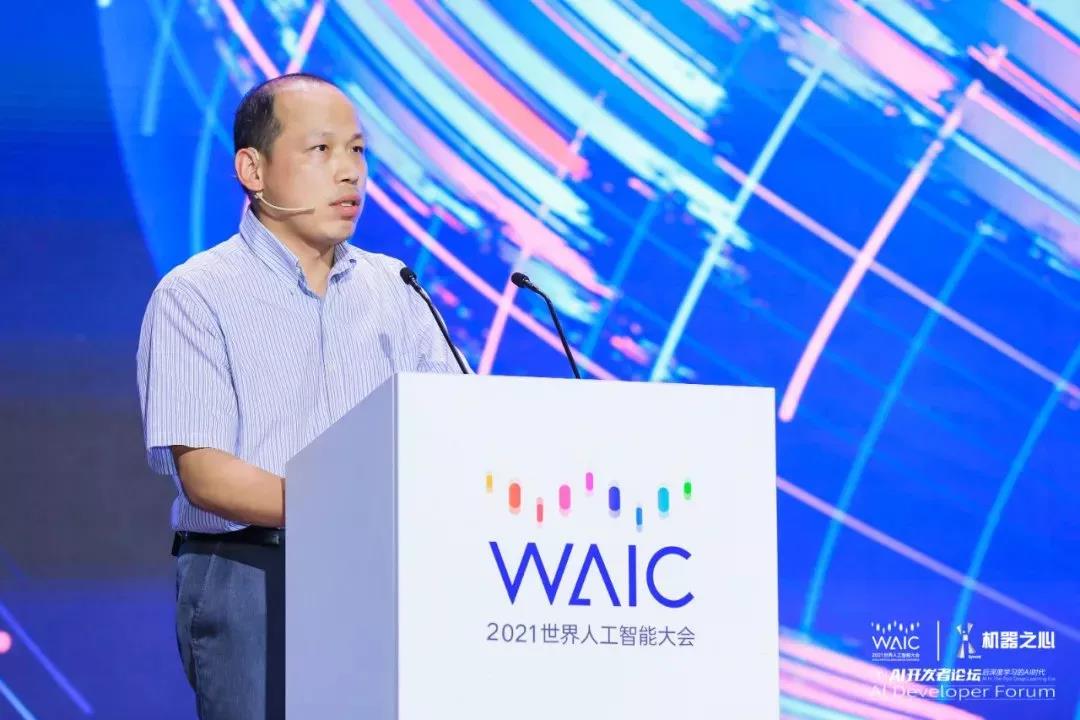 机器之心|WAIC 2021 | 万博·(中国区)副总裁肖嵘：创「芯」时代 打造自进化城市智能体